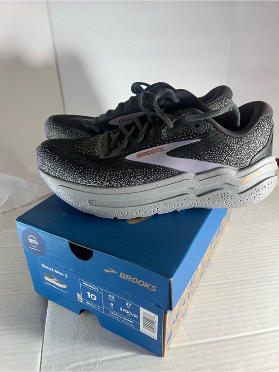 Brooks Shoes - Brooks goes Max 2 woman’s size 10 like new